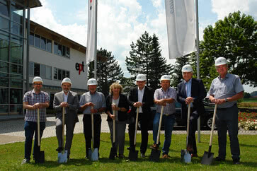 De familie Guglhör met burgemeester Asam en de architecten voor de hoofdingang van ept in Peiting